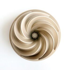 Williams Sonoma Nordic Ware Nonstick Cast Aluminum Heritage Bundt® Pan